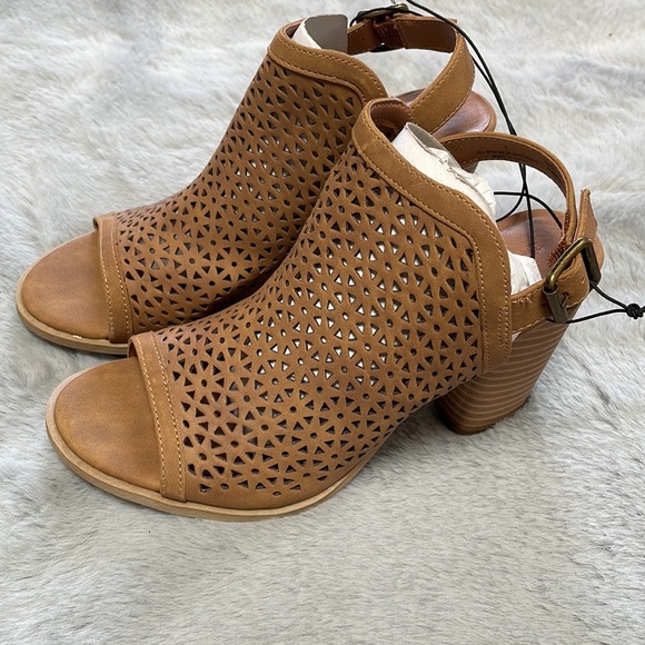 New in box Heeled Sling Back Cut Out Boots - Picture 5 of 8